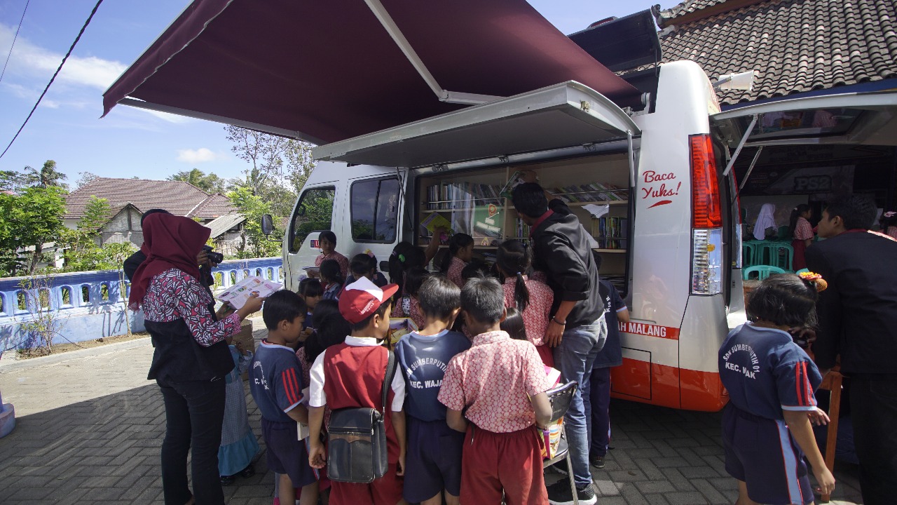 Antusias anak-anak Desa Sumberputih saat memilih buku di Mobil Pintar. انظروا إلى وجوه